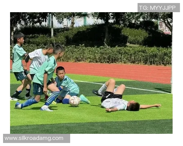 助攻之美足球场上的无声英雄与团队协作的力量